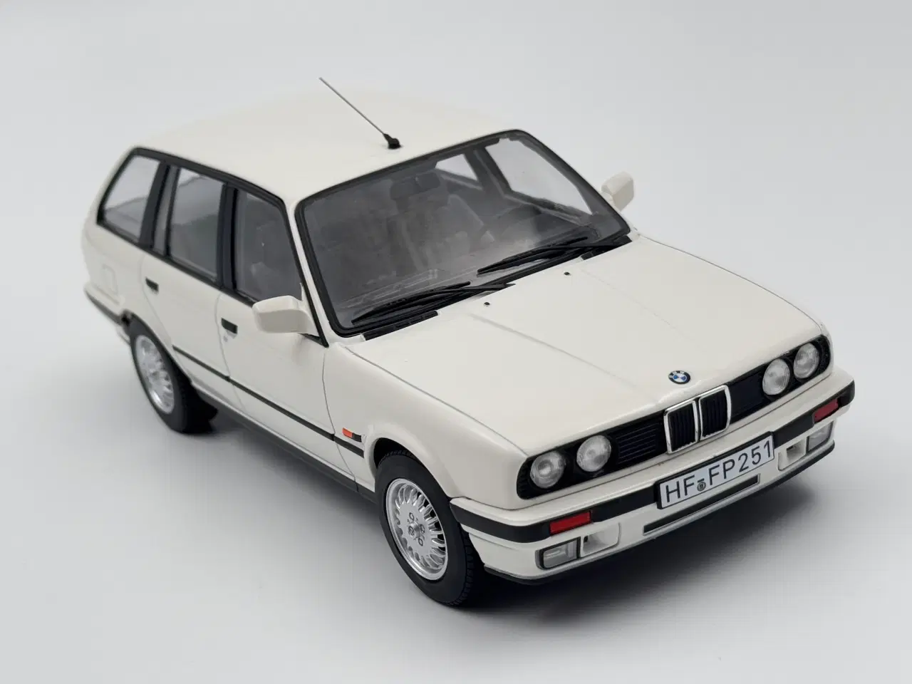 Billede 5 - 1992 BMW 325i E30 Touring Limited Edition - 1:18