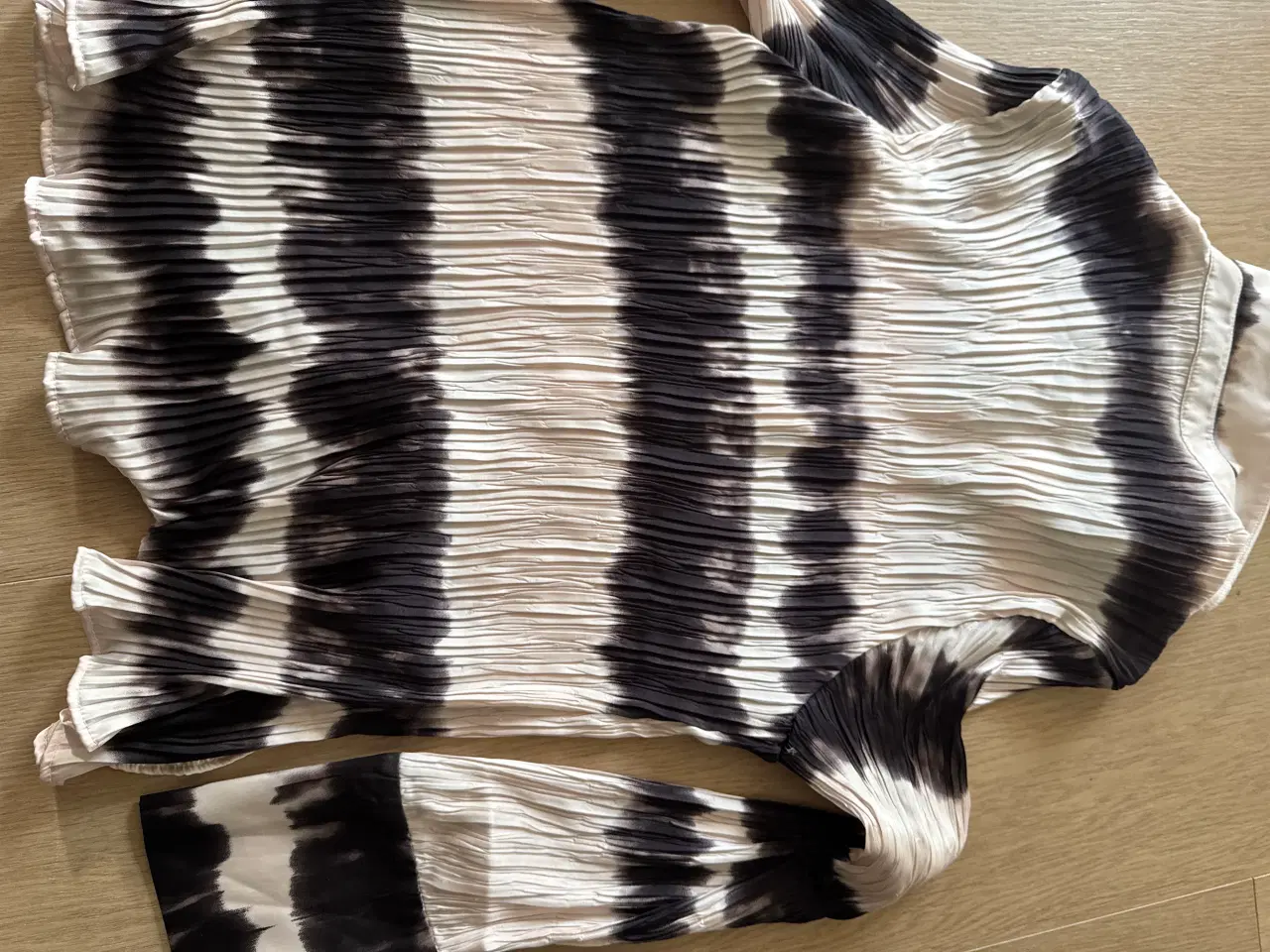 Billede 2 - Flot ny skjortebluse fra Mango
