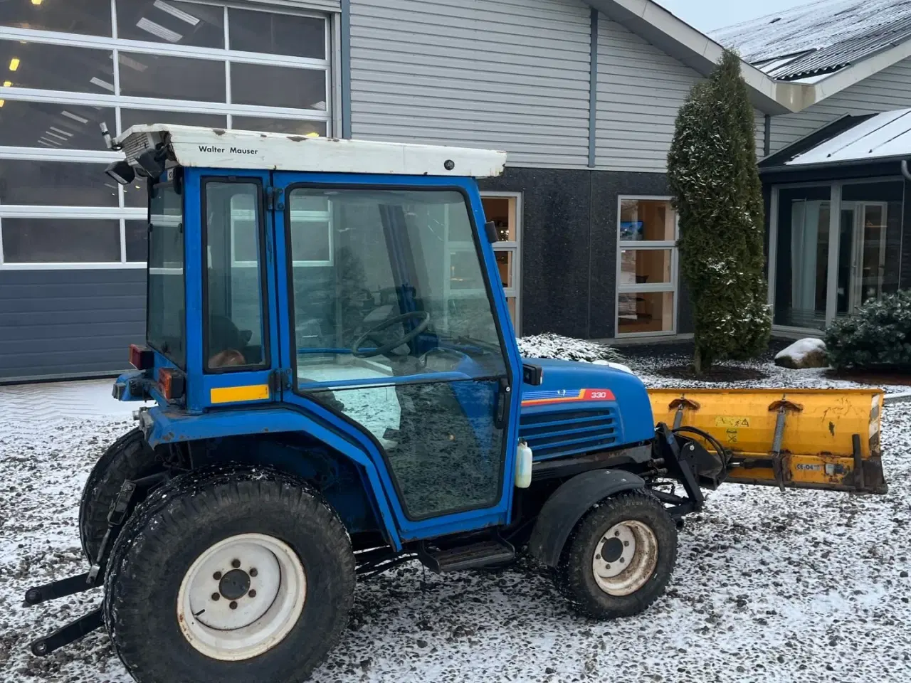 Billede 10 - Iseki 330 Med frontlift, sneplov og lukket kabine