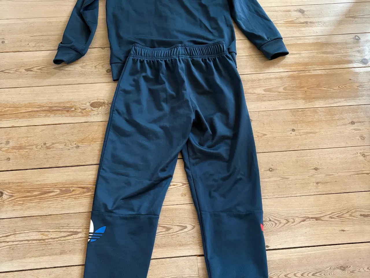 Billede 8 - Adidas træningssæt str 158