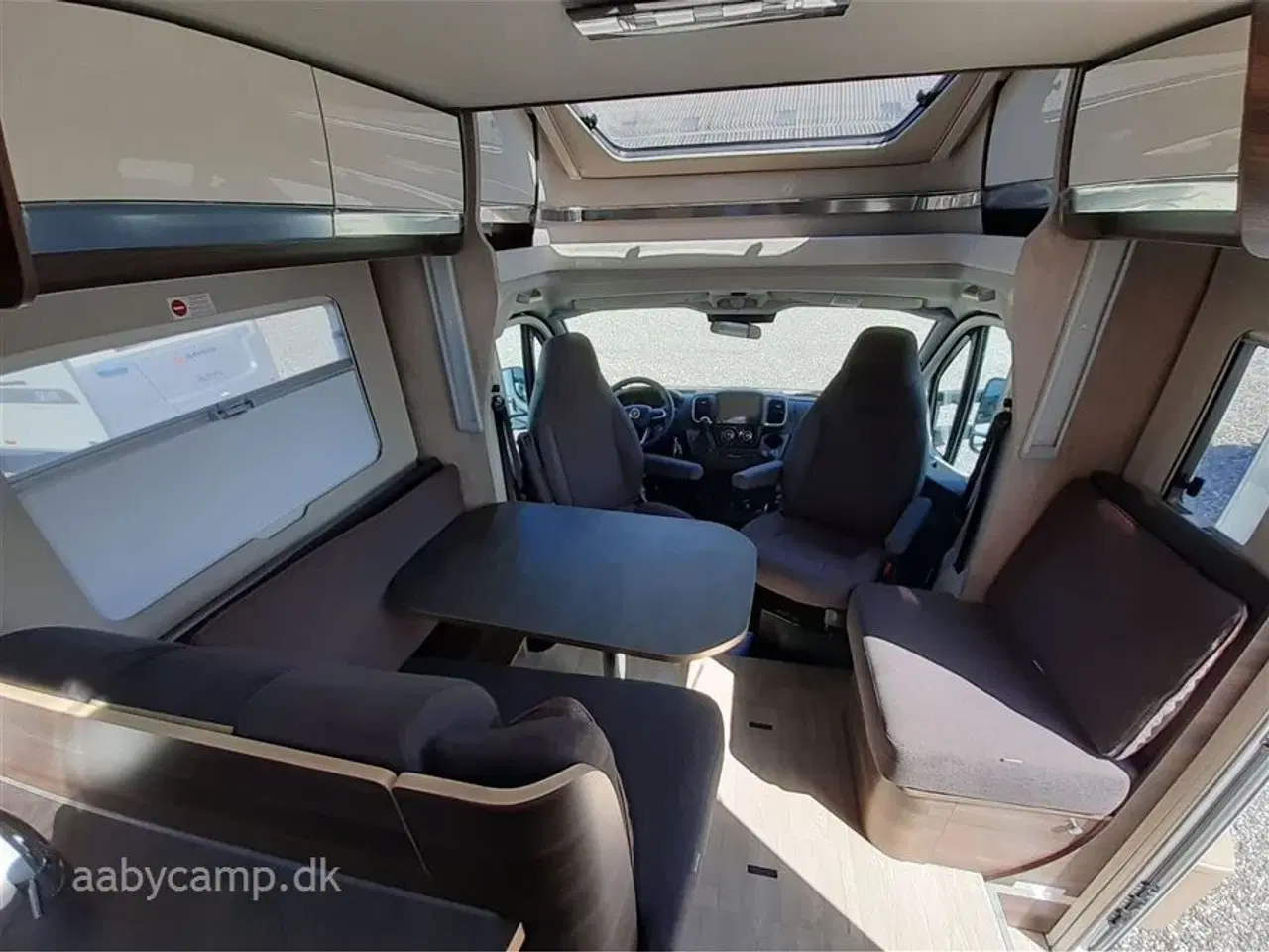 Billede 4 - 2022 - Laika Ecovip 3019 Automatgear. Solceller. Batteri. A/C. Markise. Plisse i front og side ruder. 160 Hk. undervognsbehandlet. kan vejes op til 3650 Kg.