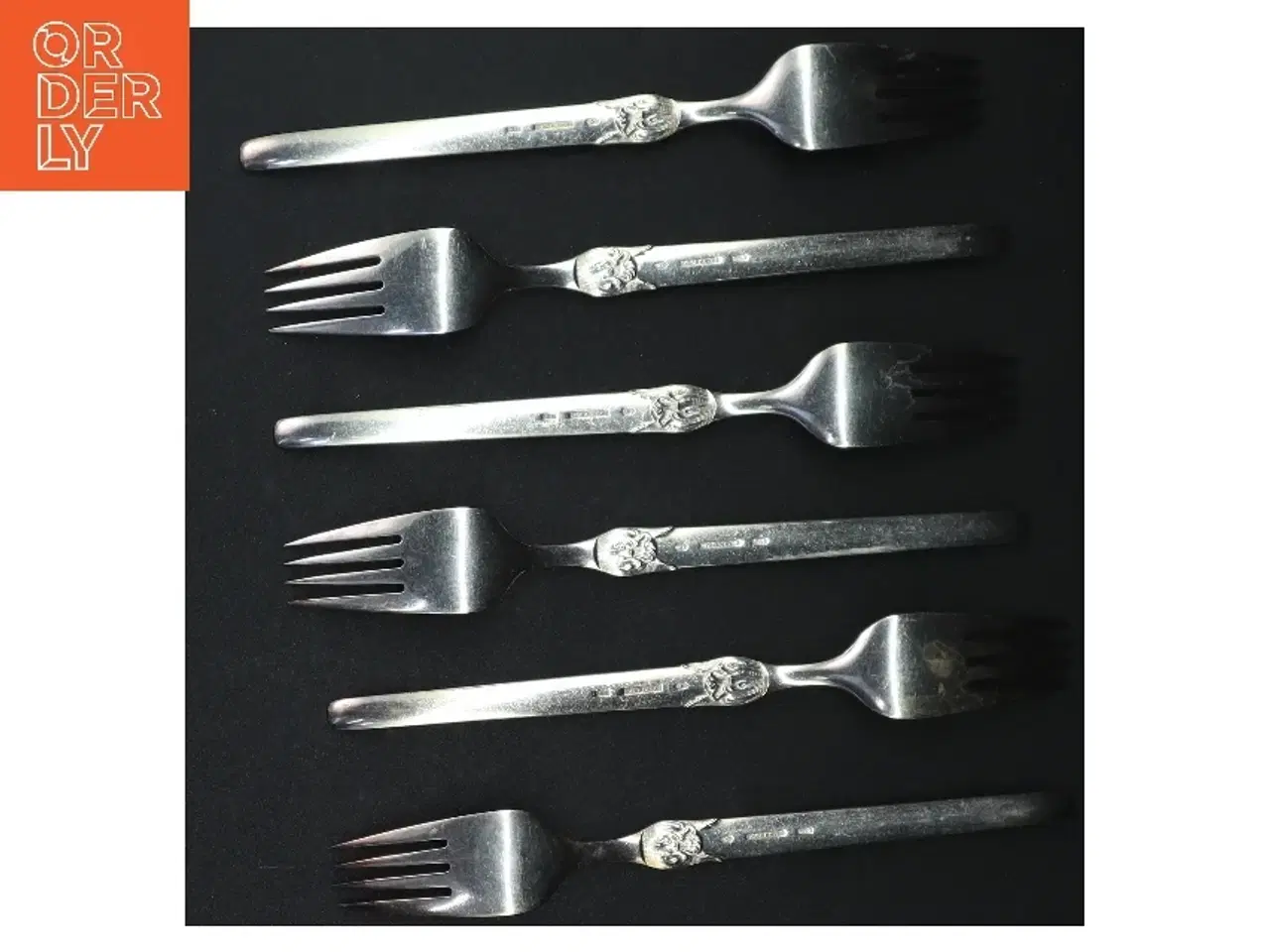 Billede 4 - Sølvfarvede gafler med dekoration (str. 19,5 cm)