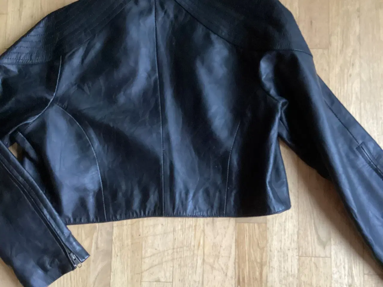 Billede 5 - Sort læder jakke / bolero fra Nör