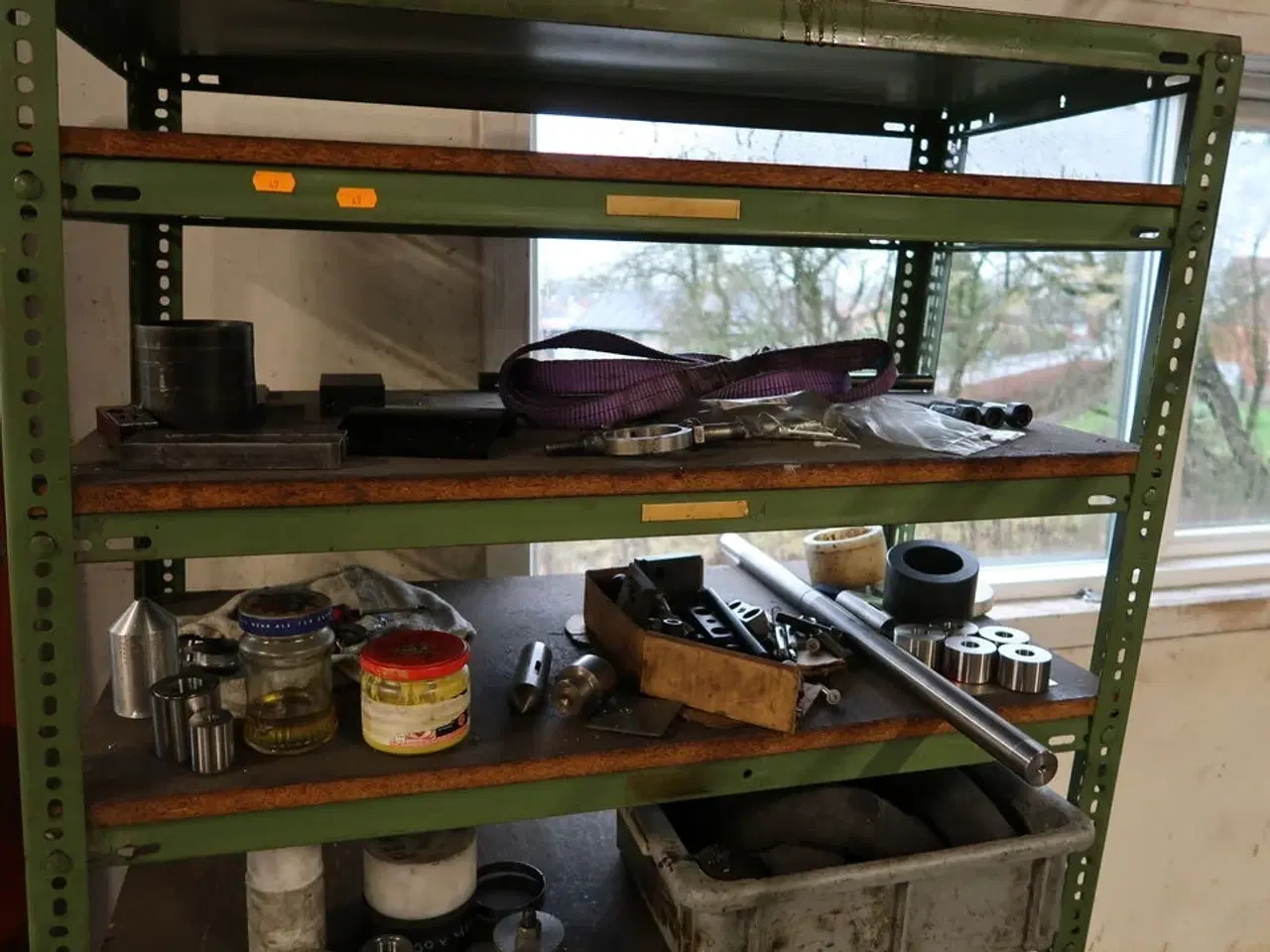 Billede 2 - Reol med div. Værktøj m.m.