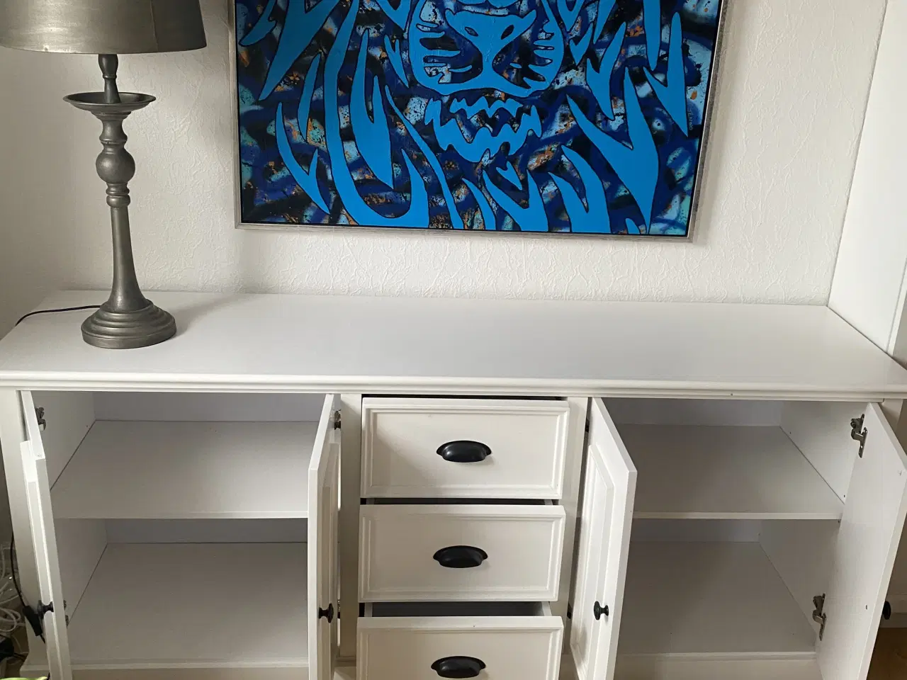 Billede 2 - Hvid skænk med masser af opbevaringsplads