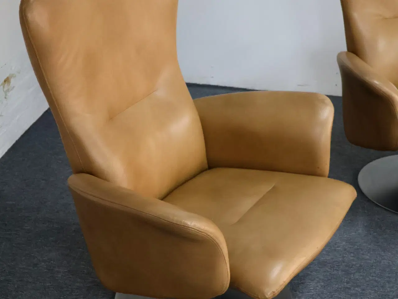 Billede 2 -  2 Stk Hjort Knudsen lænestole i lys Cognac/beige 