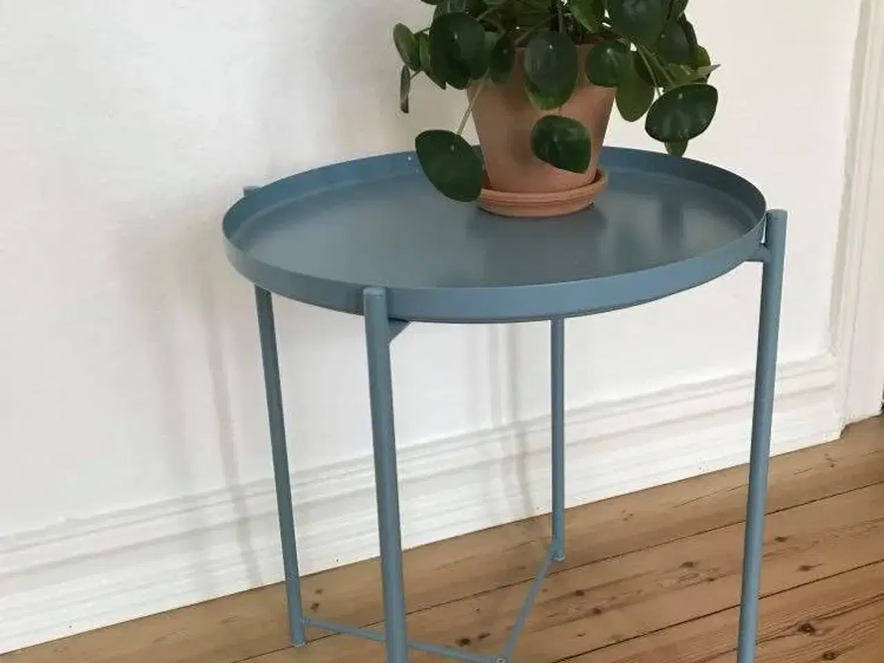 Billede 1 - Bakkebord i lys blå farve, IKEA