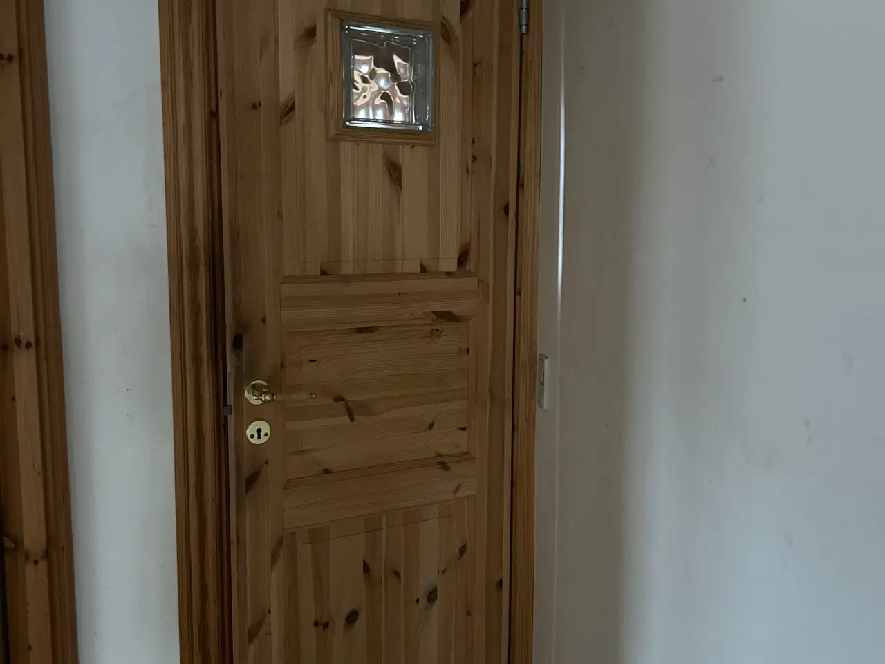 Billede 2 - Har 4 døre m karm 