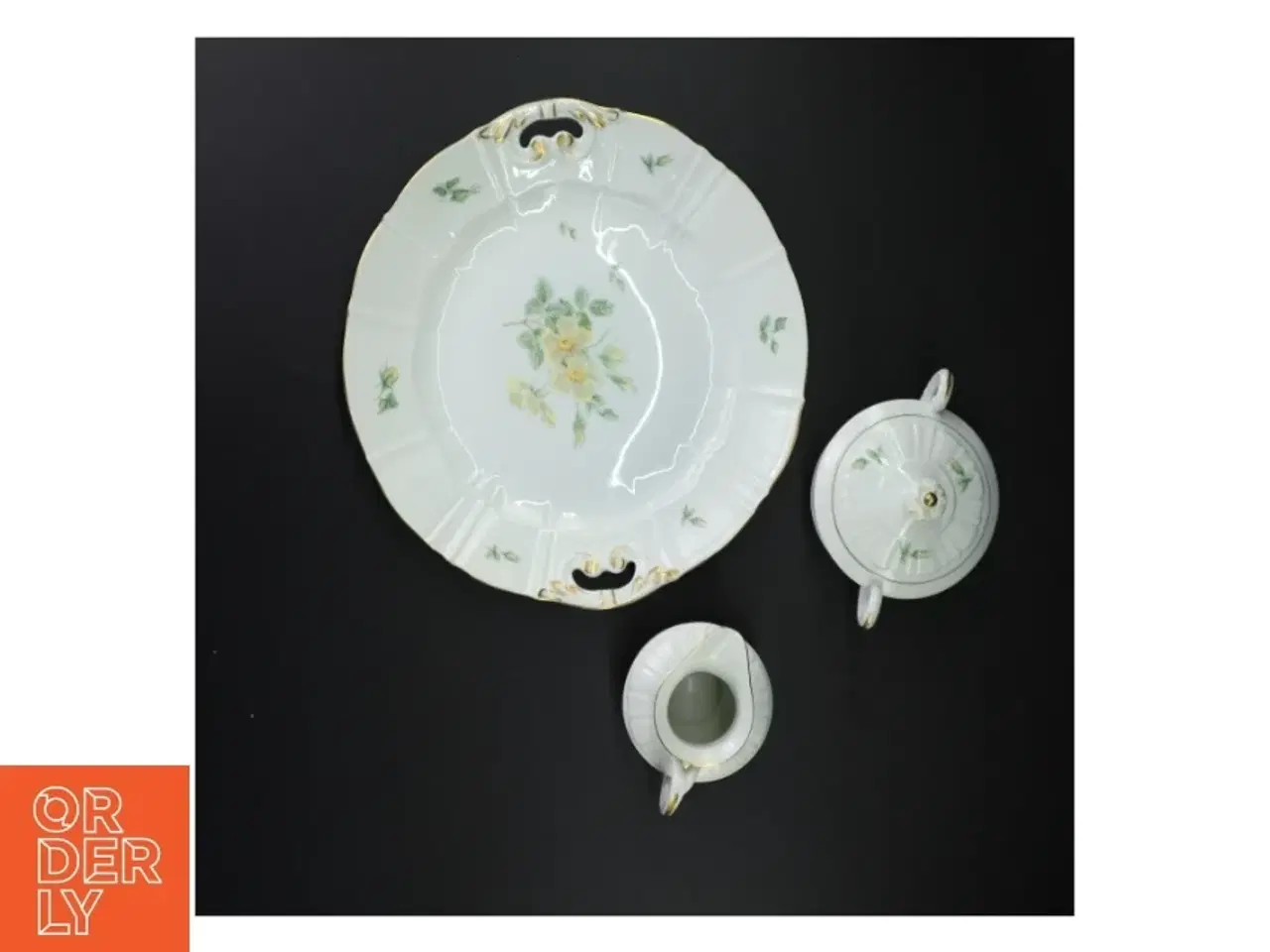 Billede 4 - Porcelænsservice med blomstermotiv fra Bing Og Grøndal (str. 24 cm og 10 x 9 cm og 12 x 14 cm)