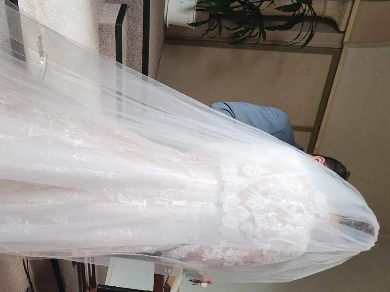 Billede 7 - Smuk brudekjole til salg