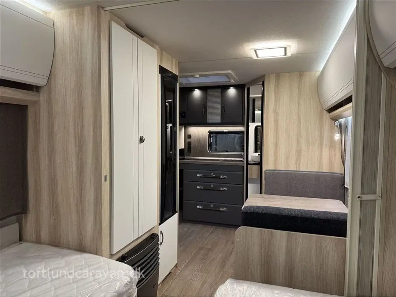 Billede 5 - 2026 - Hobby De Luxe 460 SL   TILBUD 2026 DK-Line med masser af udstyr INKL. i prisen. Enkeltsenge samt endekøkken og stort badeværelse. LAV VÆGT.
