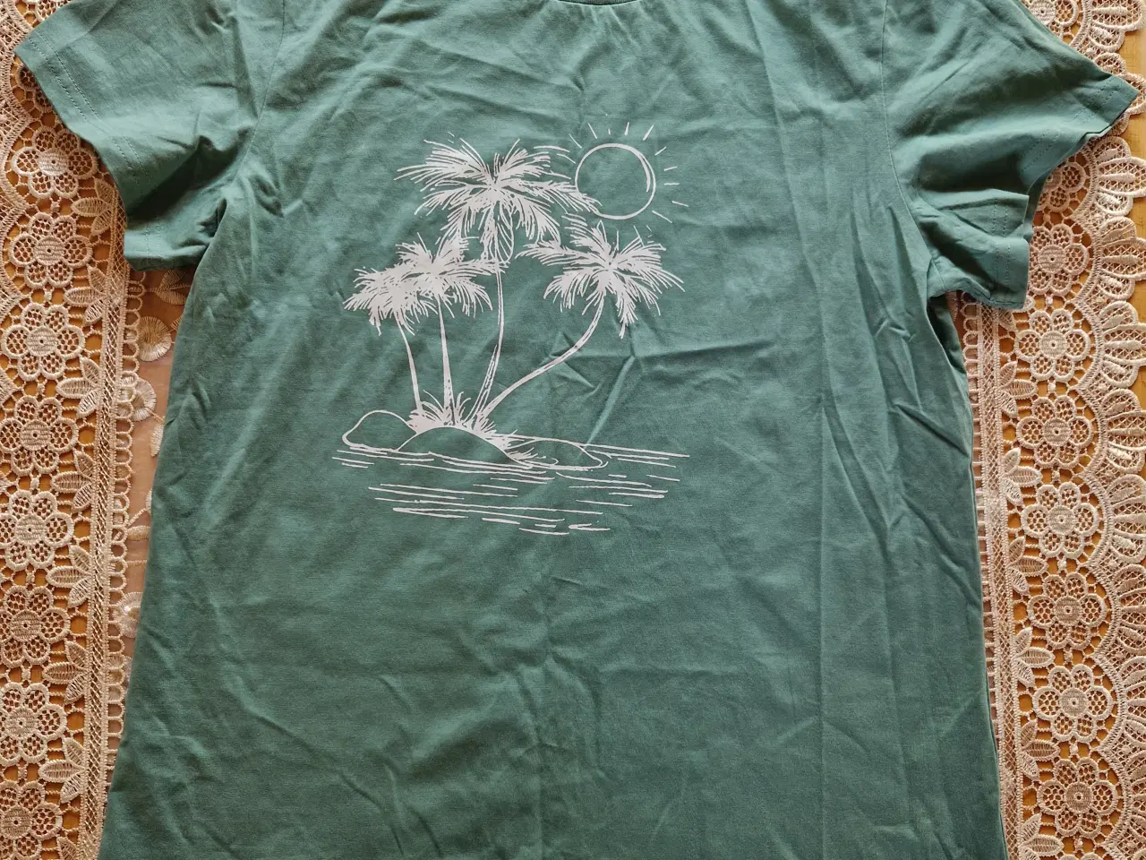 Billede 1 - Grøn T-shirt i bomuld str S med print.Brugt 1 gang