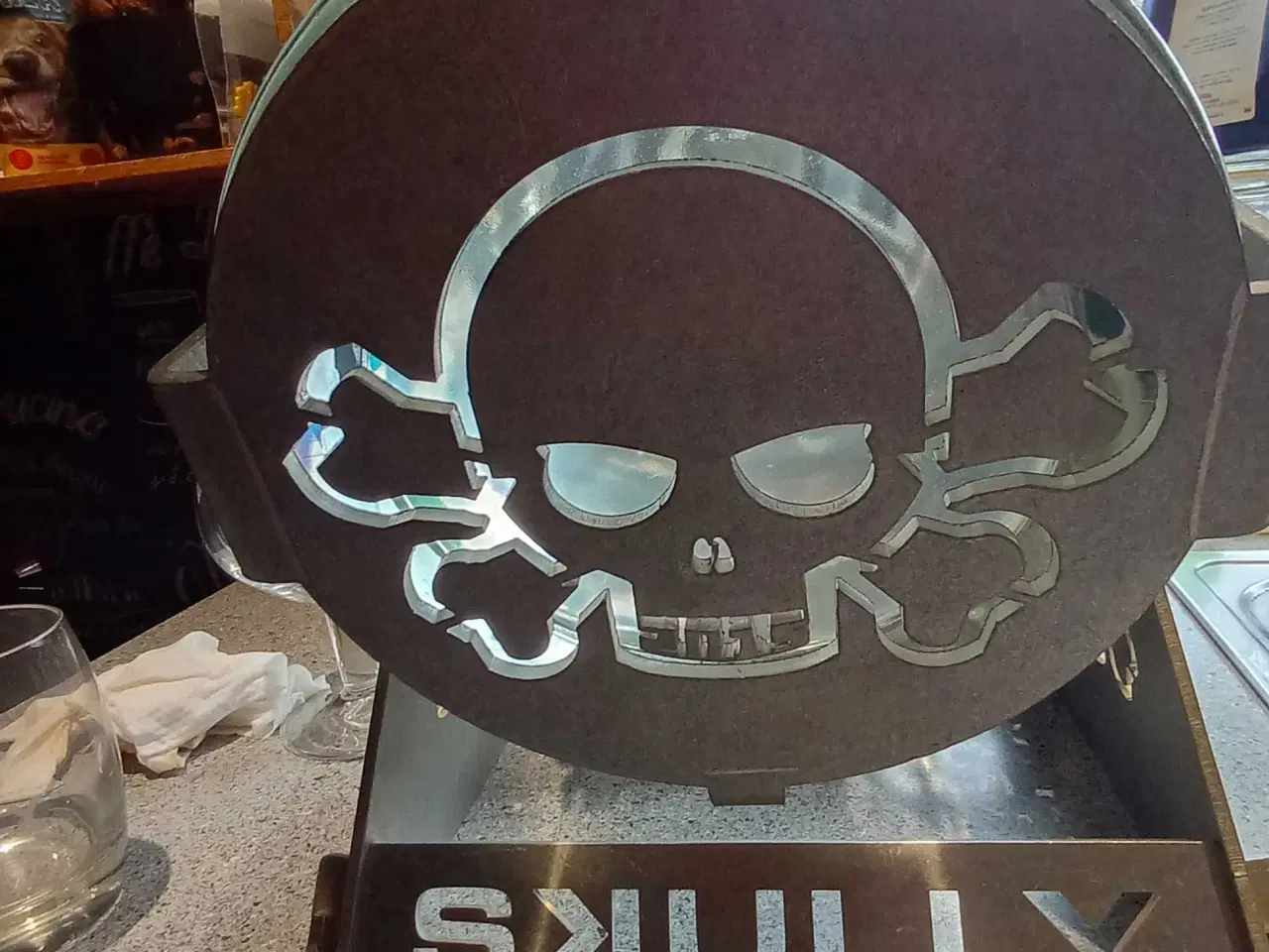 Billede 3 - Skully gin 4,5 l og glas