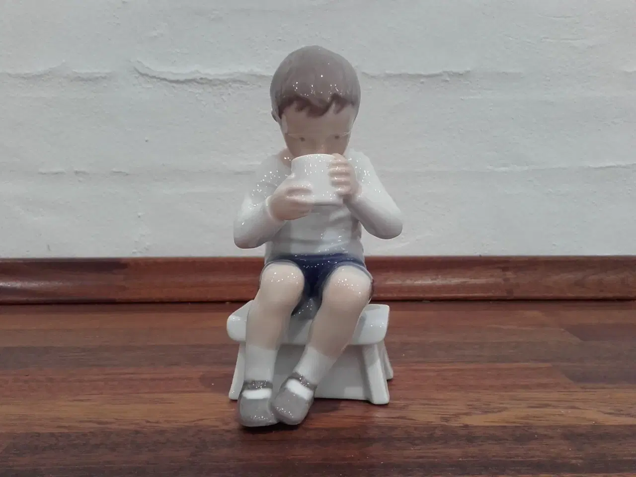 Billede 1 - B&G figur Victor dreng som drikker