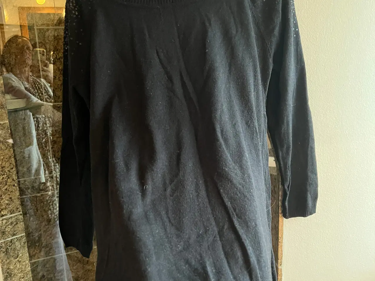 Billede 4 - Pæn sort bluse med palietter fra Jubylee str M