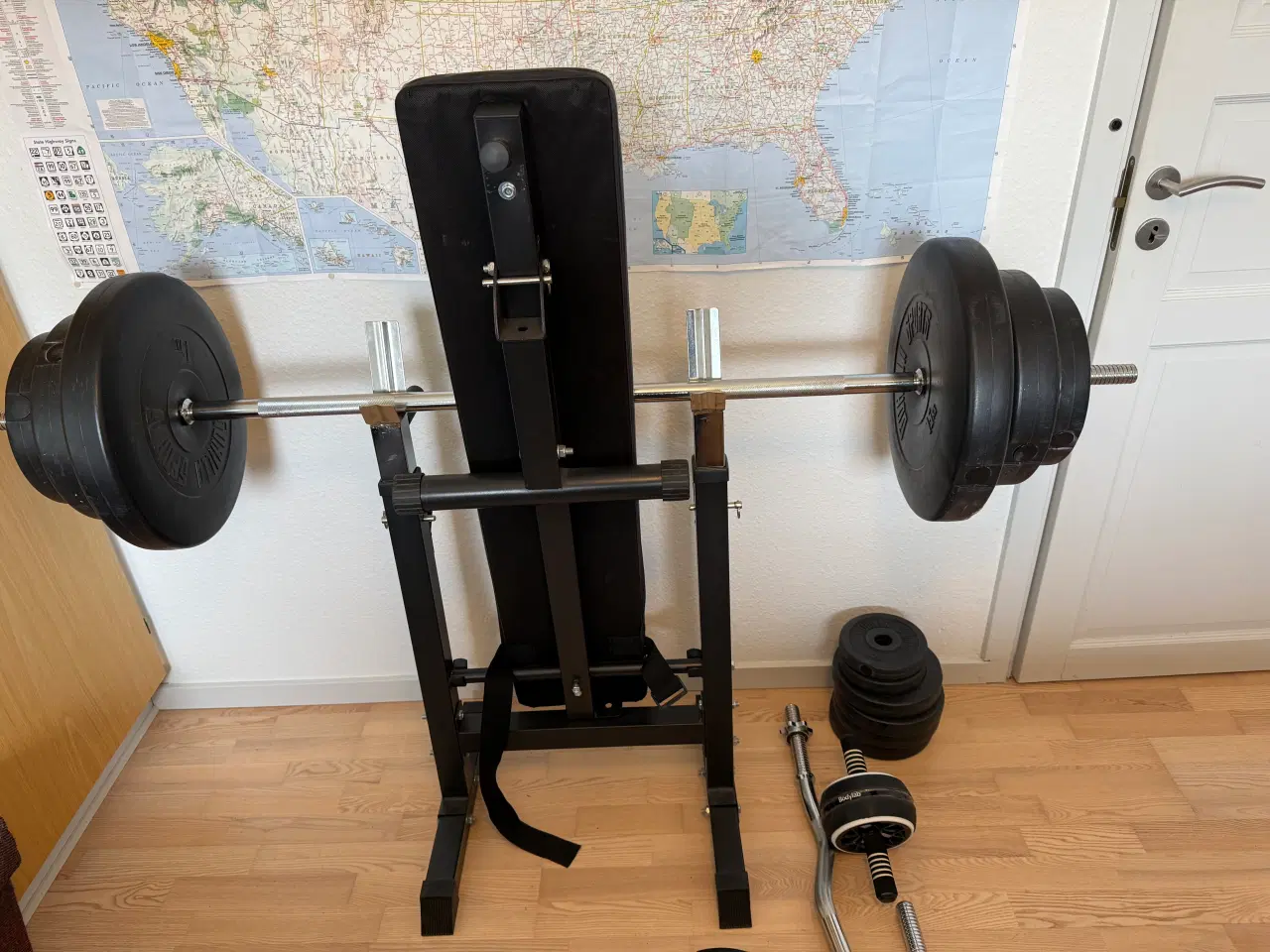 Billede 4 - Komplet vægtstangssæt med træningsbænk sælges