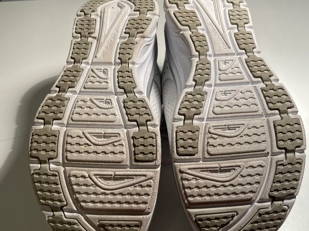 Billede 6 - Sketchers, str. 39, D’Lux Walker, Air-Cooled. 