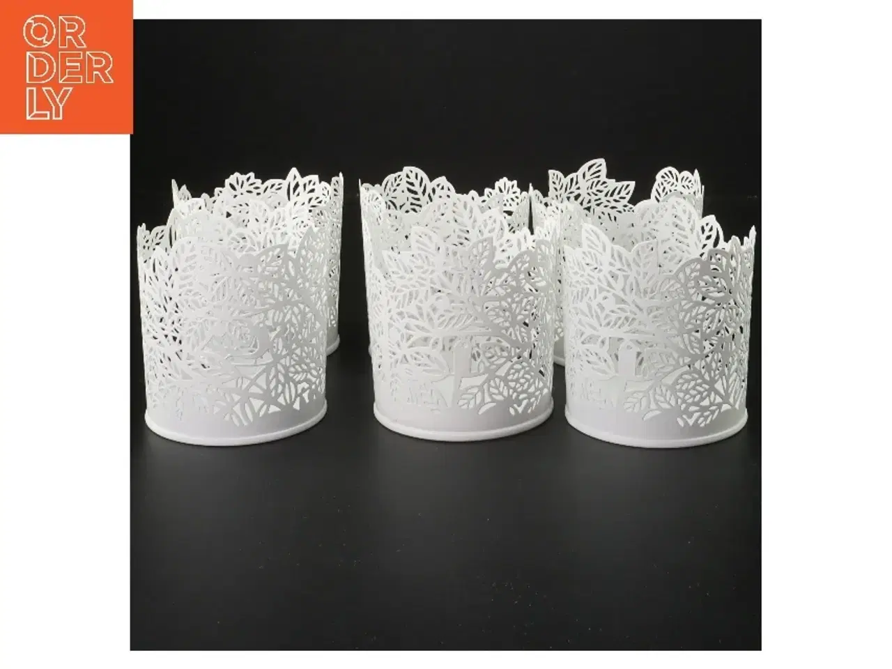 Billede 2 - Hvide lysholdere med bladmønster fra IKEA (str. Ø 8x8,5 cm)