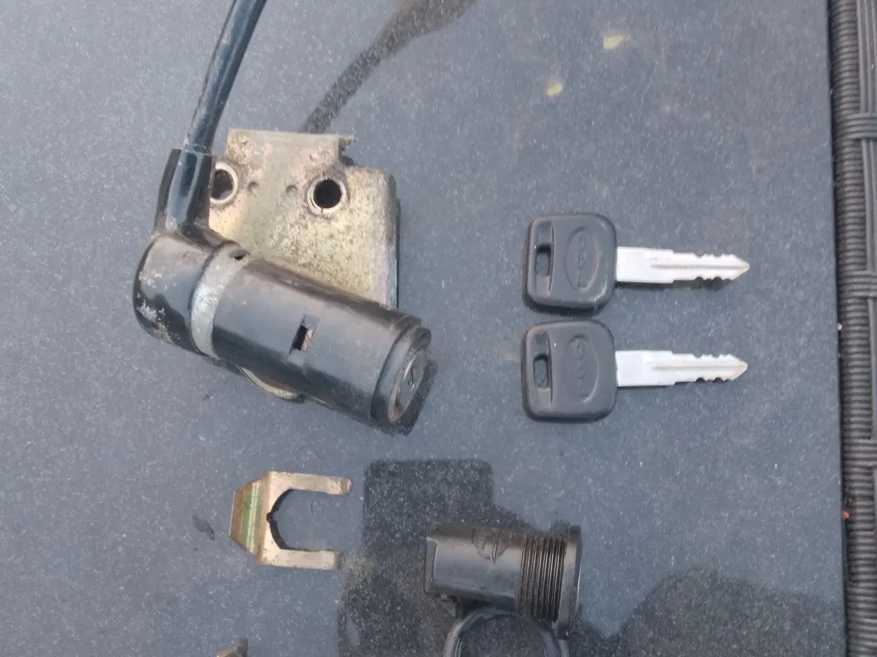 Billede 2 - Originalt låsesæt til pgo dr. Big/t-rex/tr3  Med 2