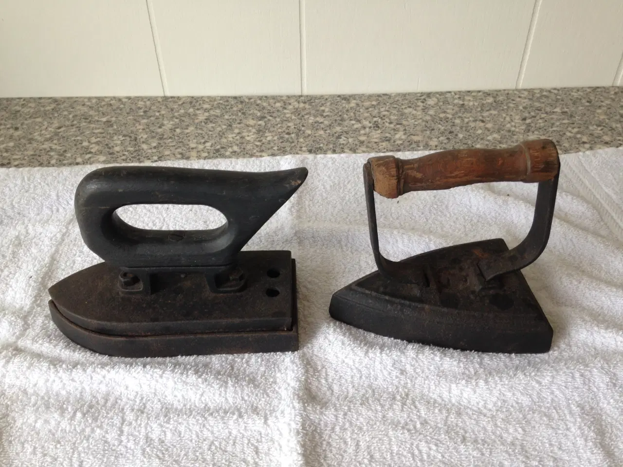 Billede 1 - Strygejern i støbejern 2 stk