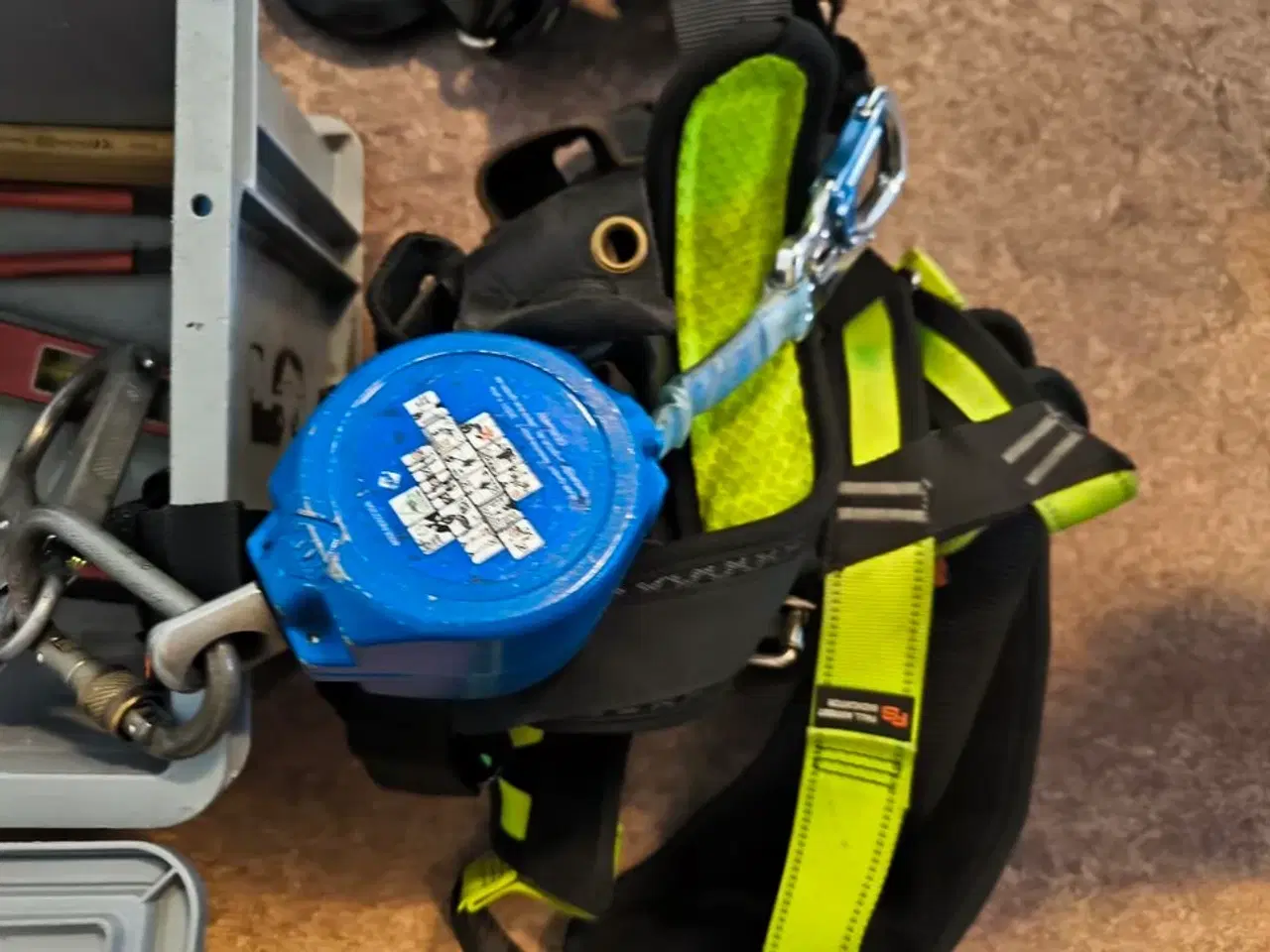 Billede 2 - Kasse m. sikringsgrej samt div.