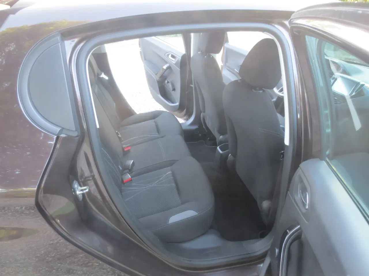 Billede 14 - Peugeot 208 1.4 i 95 Hk. År 2012. 