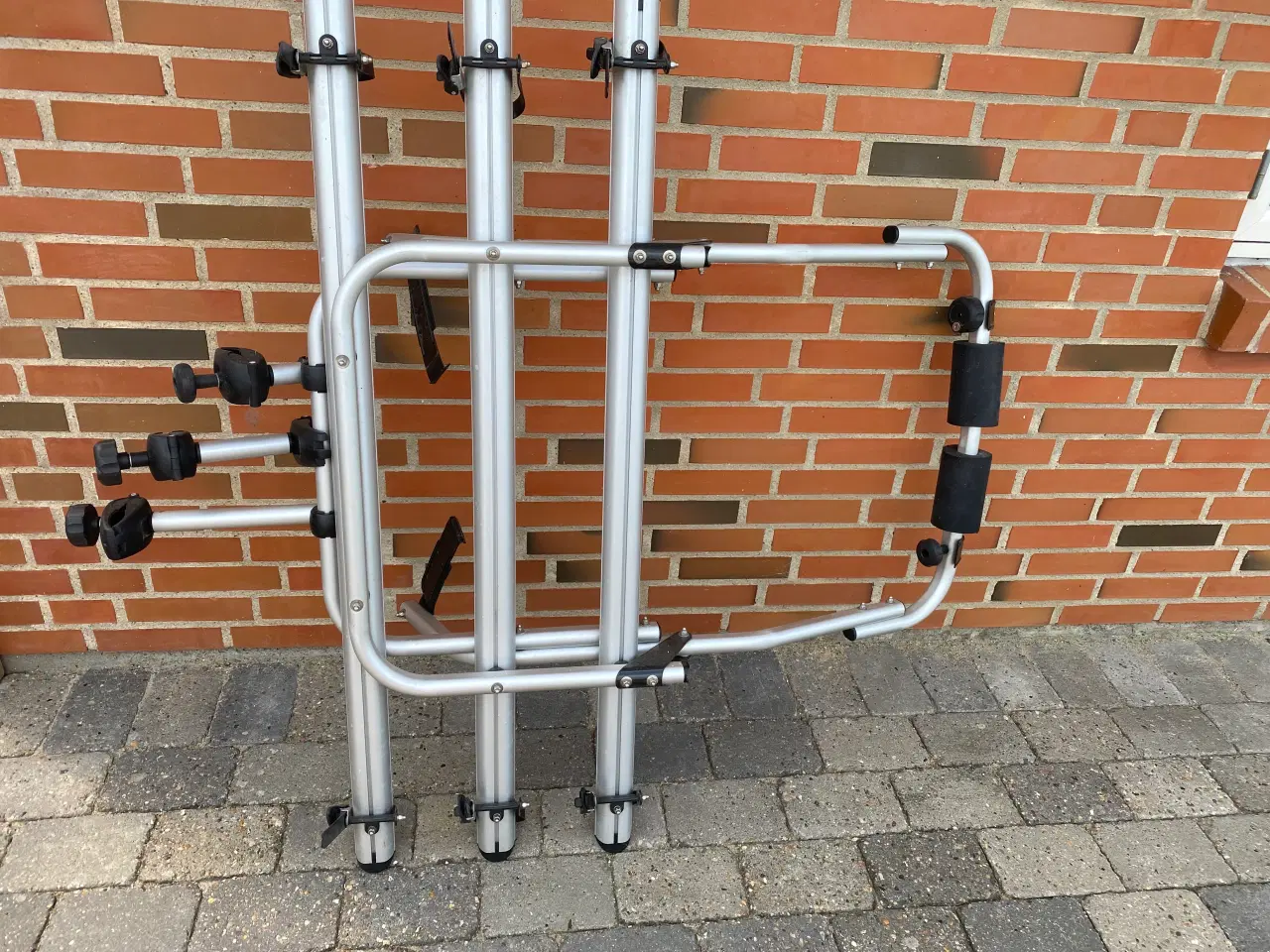 Billede 2 - Cykelholder til 3 cykler med lås.