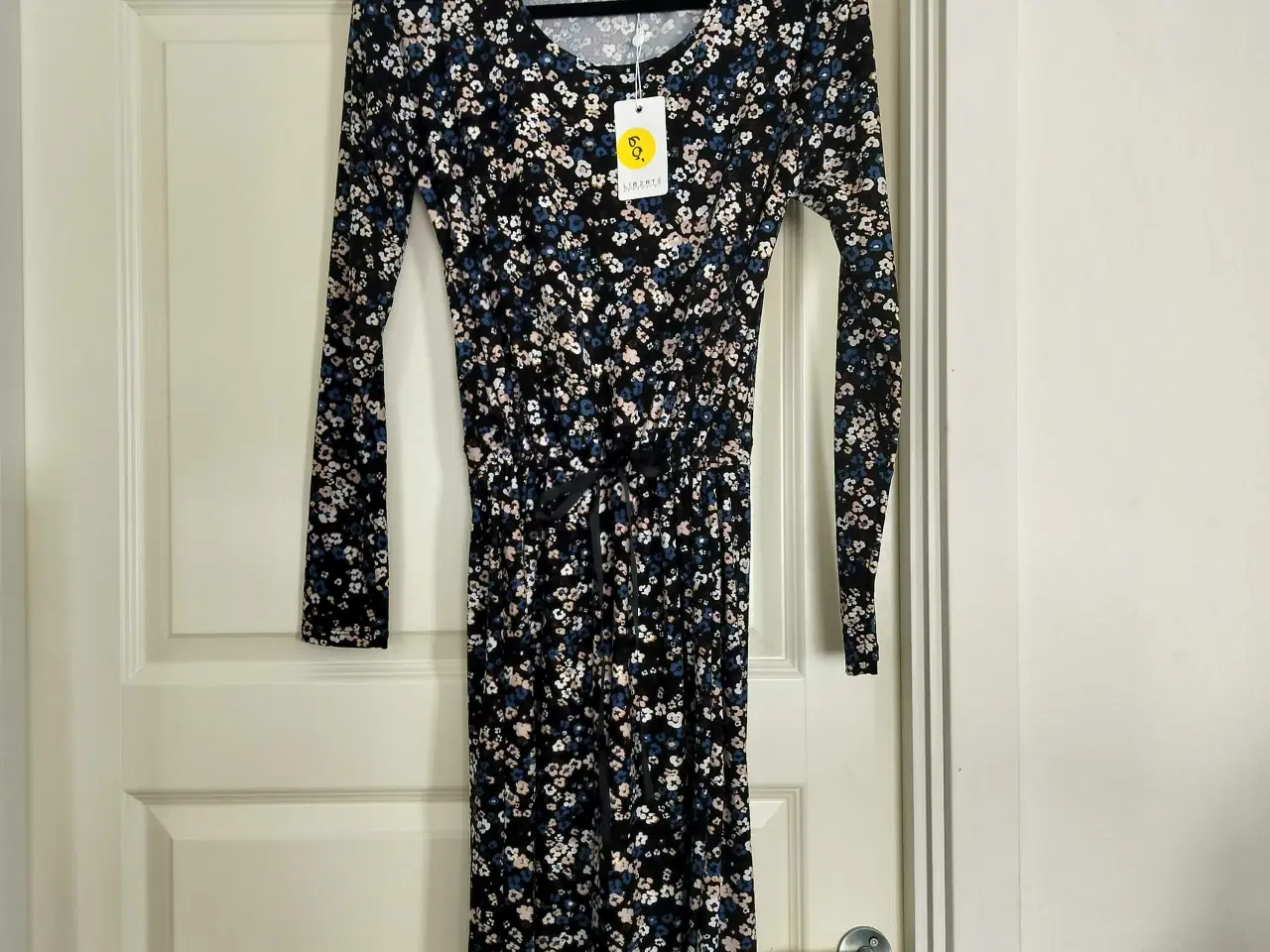 Billede 1 - 62 stk nyt tøj med mærker på. 