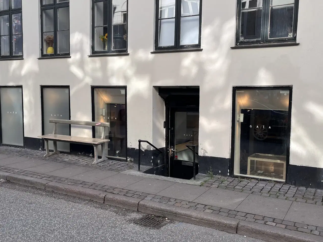 Billede 1 - 66 kvm charmerende butik i Studiestræde beliggende i høj Kælder