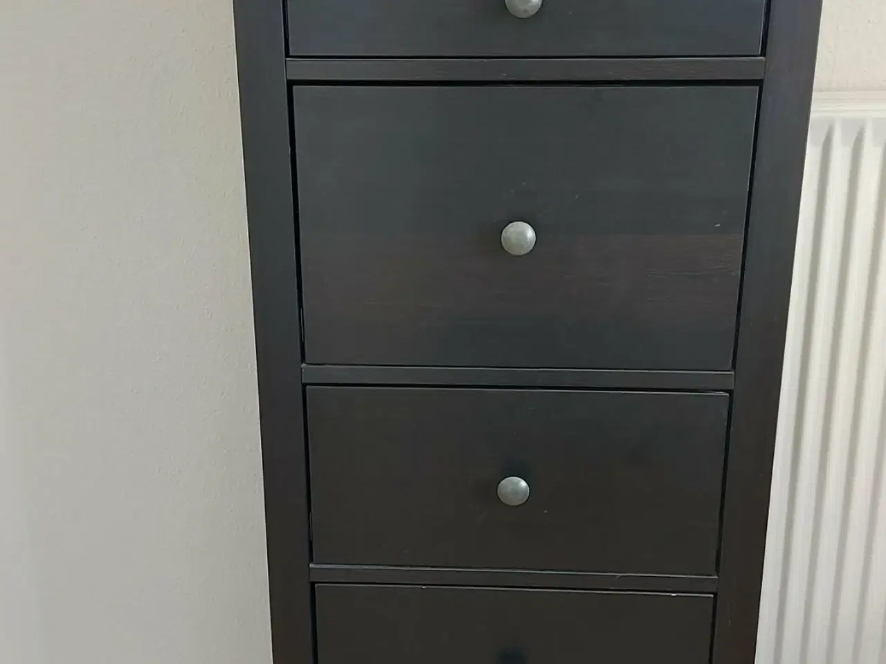 Billede 1 - IKEA HEMNES Kommode – 5 skuffer (Sortbrun)