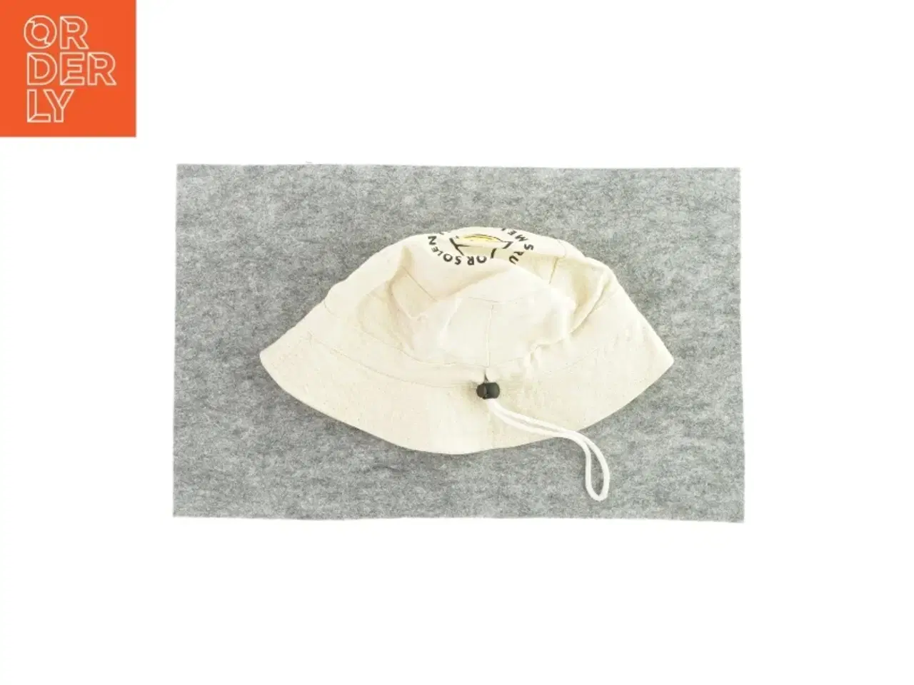 Billede 1 - Bølle hat med motiv på toppen (str. ca. 2-4 år)