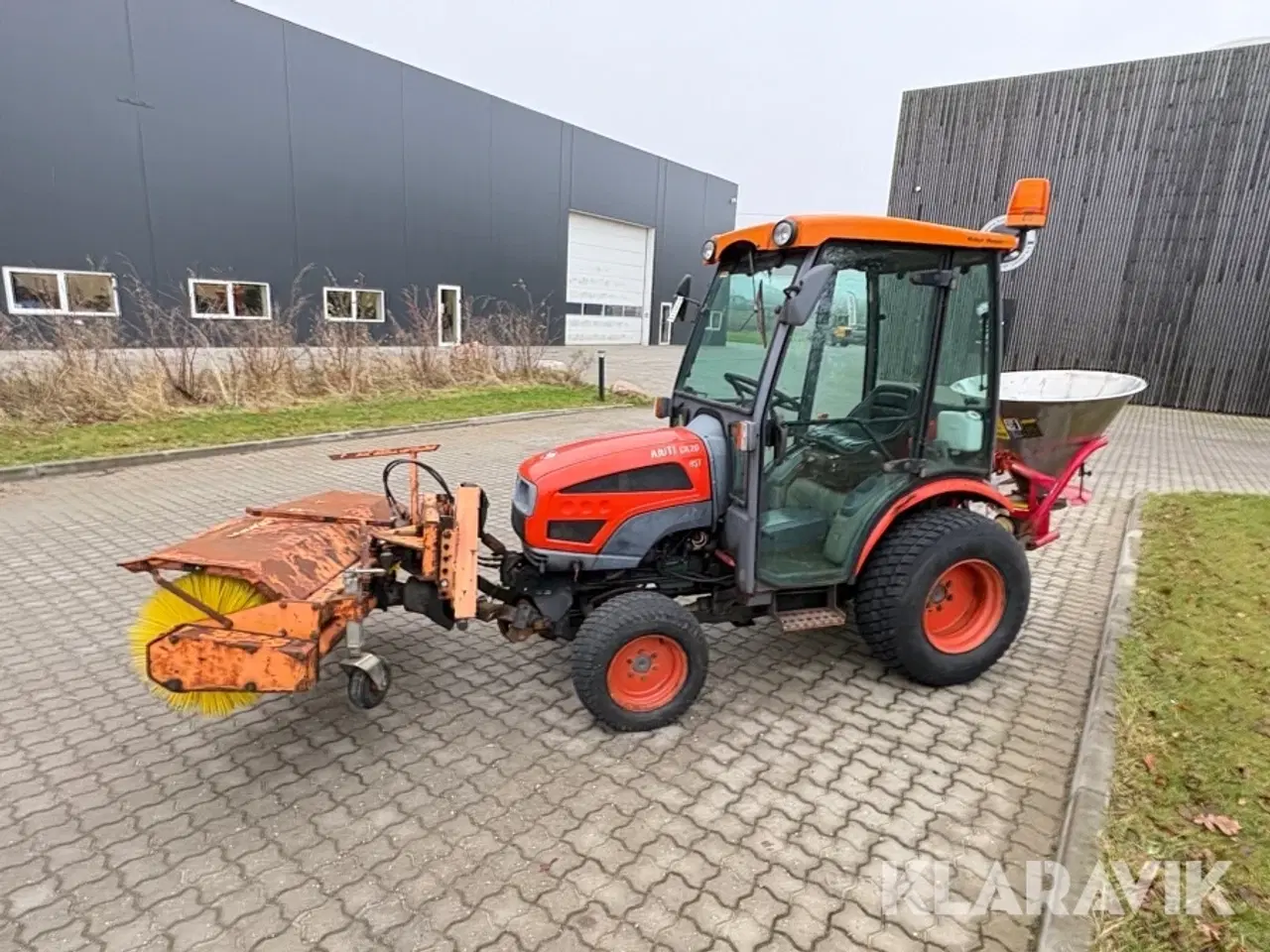 Billede 7 - Kompakttraktor med kost og spreder Kioti CK20 HST