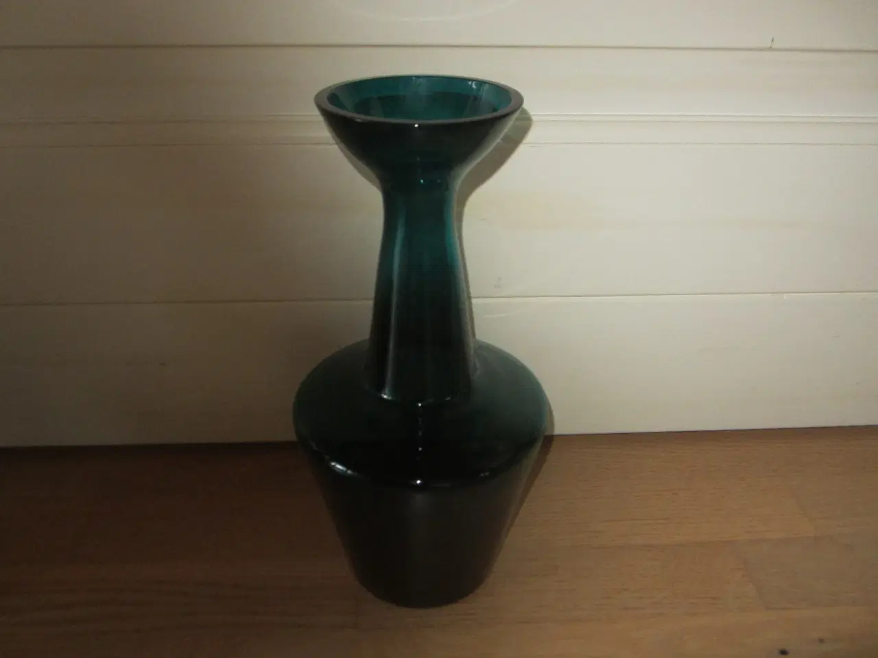 Billede 2 - Særpræget røgfarvet vase ca 19 cm i højden