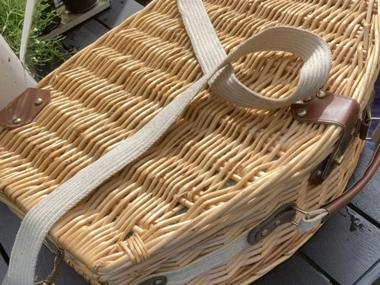 Billede 2 - Stor picnickurv med indhold – håndtag og strop