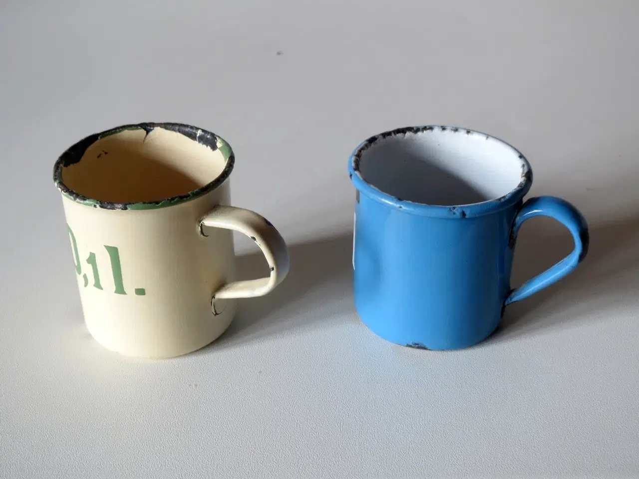 Billede 1 - Emaljerede målebægre, blå og creme