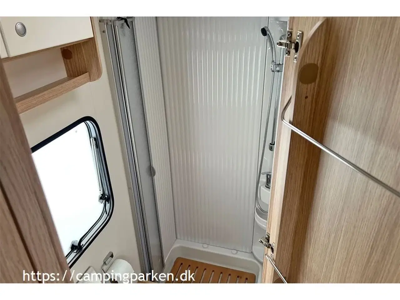 Billede 11 - 2020 - SunLight T 64   Velholdt kort autocamper med fransk seng og automatgear