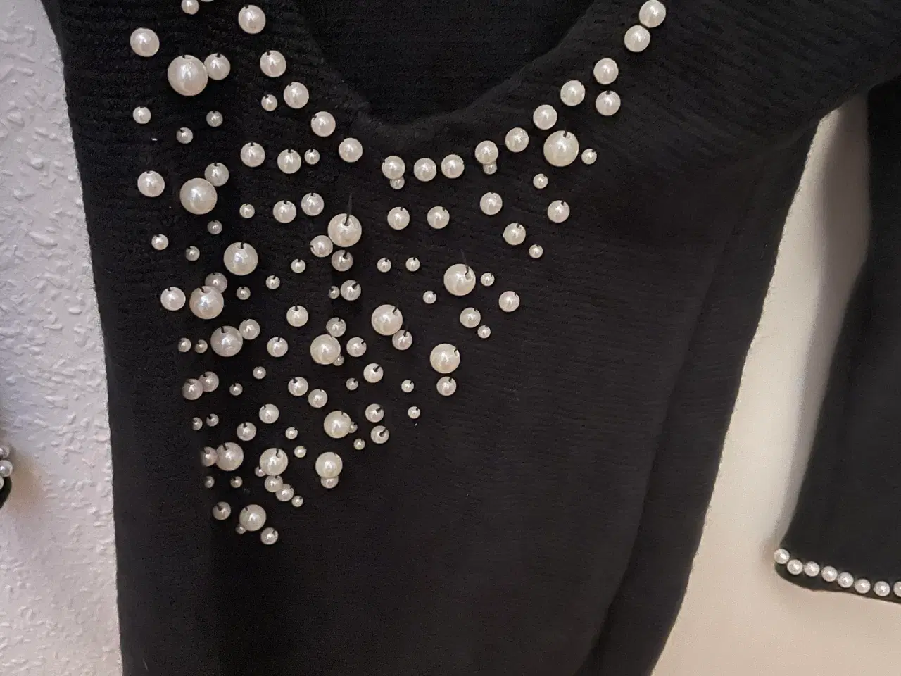 Billede 4 - Strikkjole med smuk v-udskæring og hvide perler 