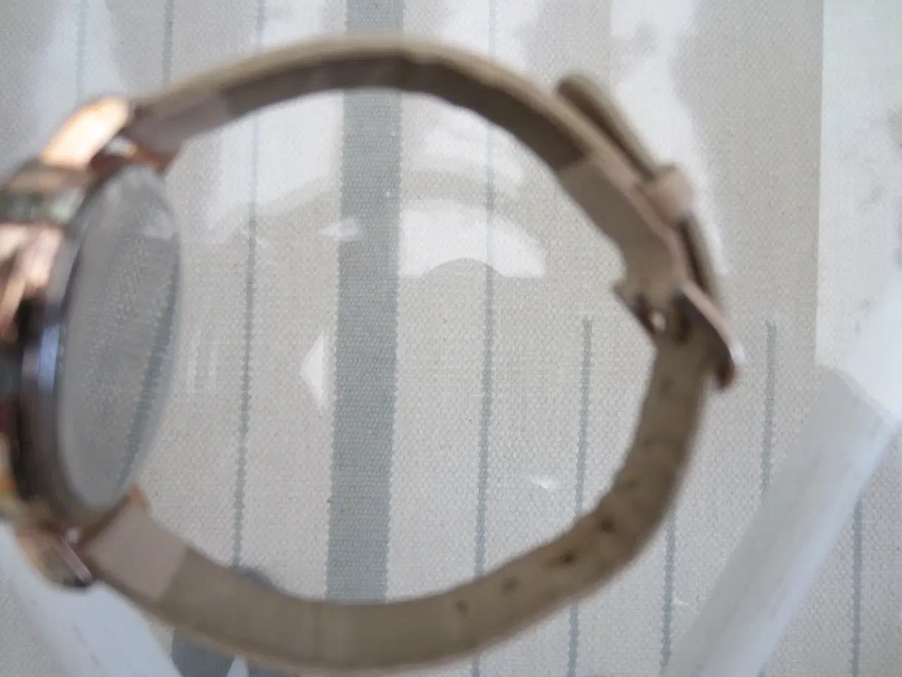 Billede 4 - SEKONDA dameur med gylden urkasse og bagside