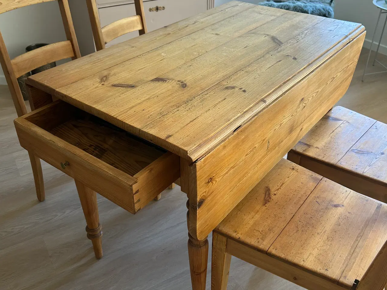 Billede 4 - Flot gammelt bord med stole. 