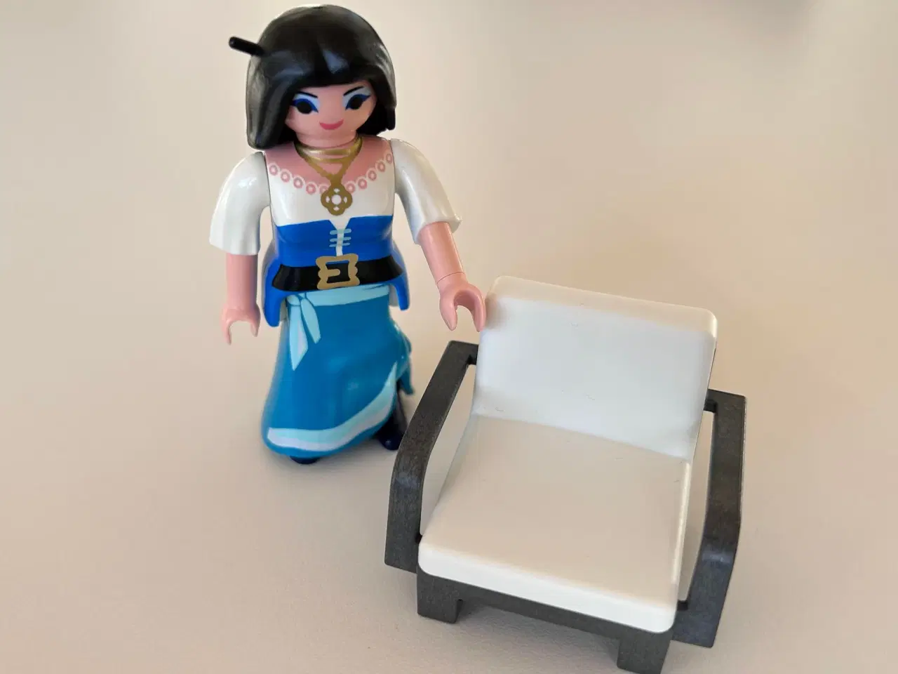 Billede 3 - Playmobil figurer og juletræ med gaver