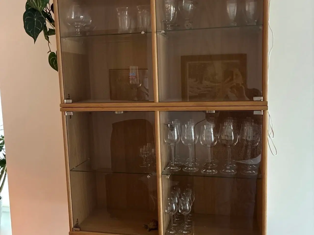 Billede 1 - Vitrineskab til ophæng. 2 stk
