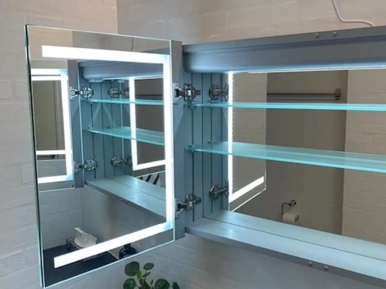 Billede 3 - Spejl/skab - badeværelse - flot med LED lys 
