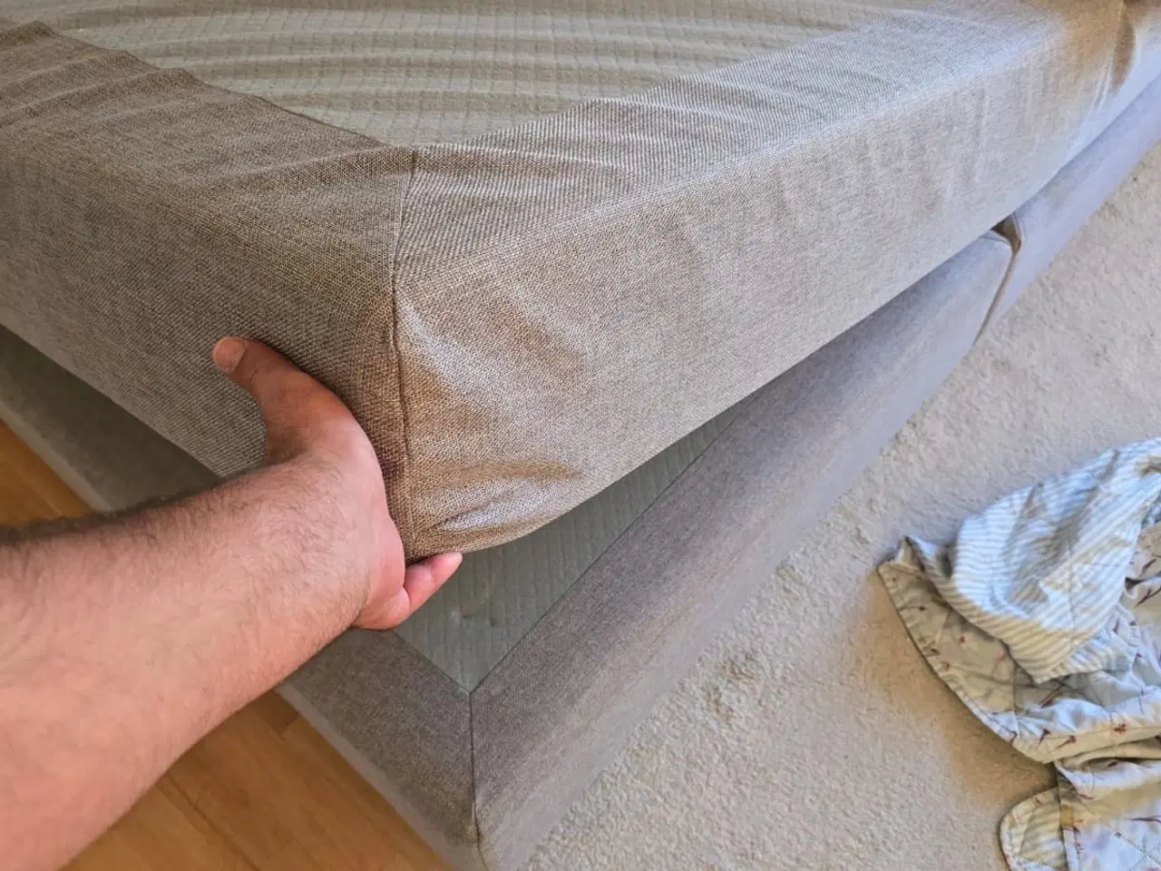 Billede 4 - Stor og komfortabel seng 200x180 – inkl. gavl