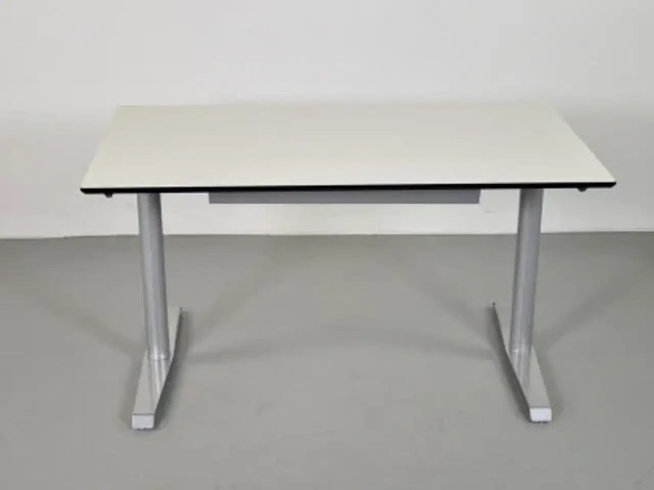 Billede 3 - Hæve-/sænkebord med hvid plade, 140 cm.