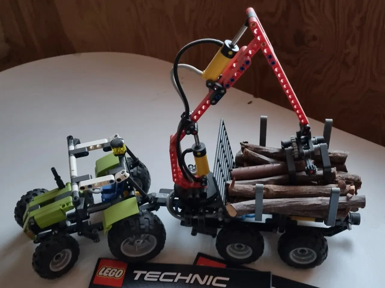 Billede 2 - Lego Technic, Traktor med skovtang, nr 8049