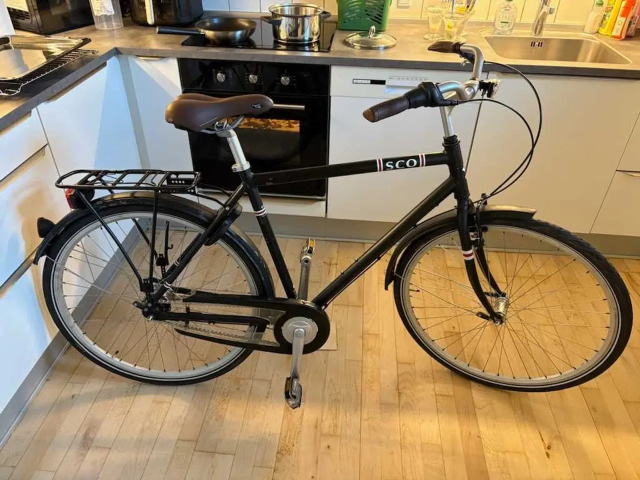 Billede 4 - 28 tommer herre cykel mærket SCO i sort.