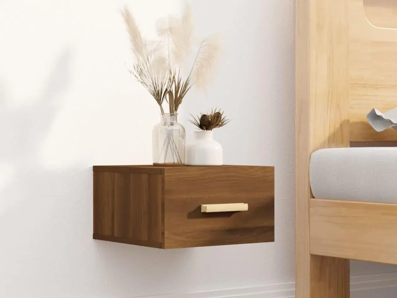 Billede 1 - Væghængt sengebord 35x35x20 cm brun egetræsfarve