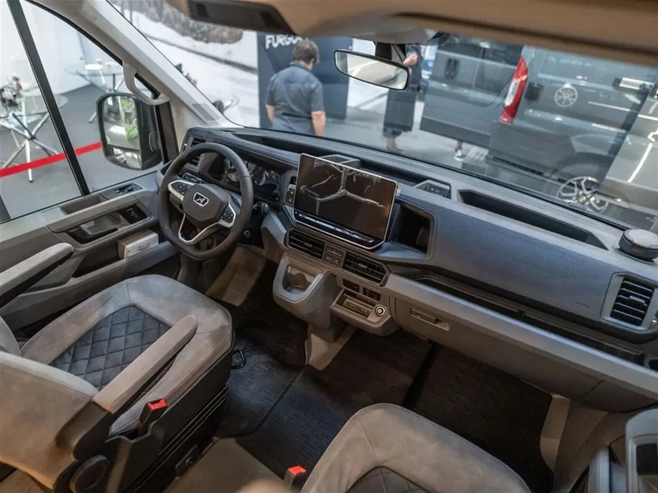 Billede 4 - 2026 - FURGOK XPACE 600   Innovativ 4x4 van til 4 personer!