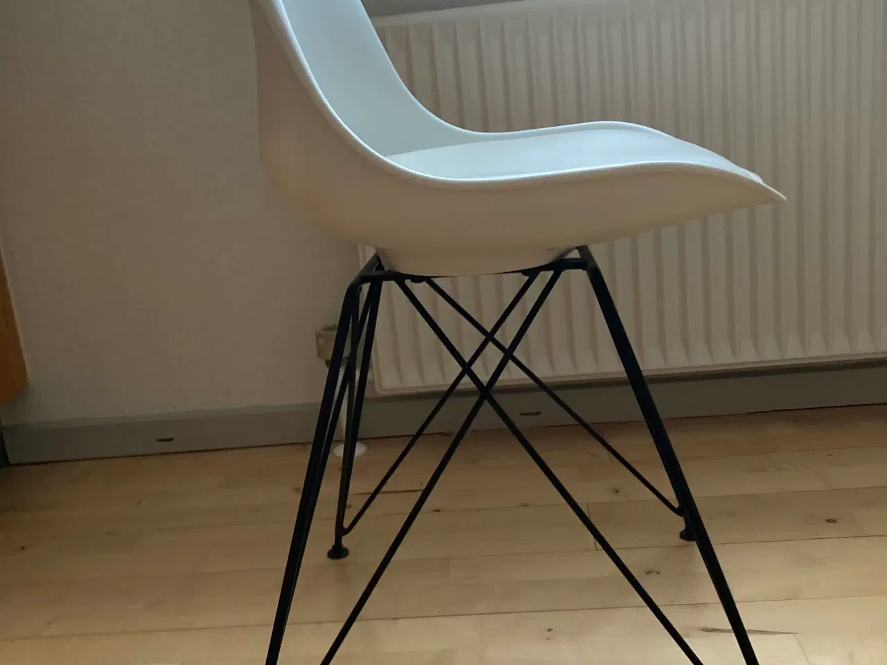 Billede 2 - Hvide stole m/sorte stålben