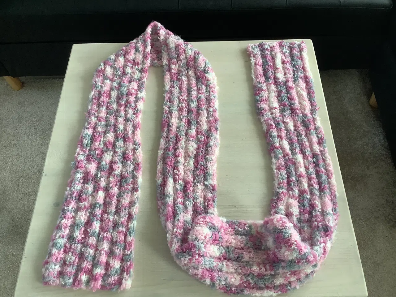 Billede 1 - 2 stk strikkede halstørklæder i multifarver.